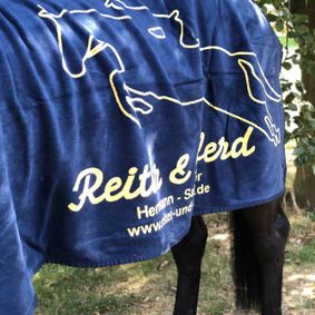 Reiter & Pferd Hendrik Herrmann in Salzgitter, blaue Pferdedecke mit Logo Reiter & Pferd