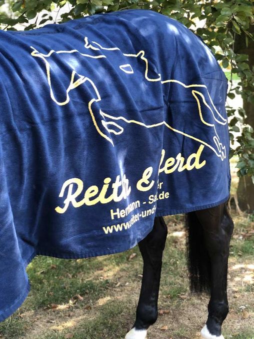 Reiter & Pferd Hendrik Herrmann in Salzgitter, blaue Pferdedecke mit Logo Reiter & Pferd